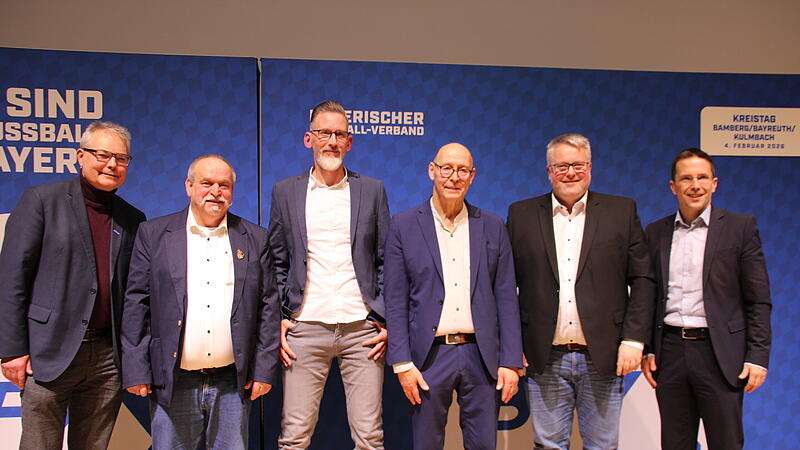 Der alte und der neue Kreisspielleiter nebeneinander: Horst Deller (2. v.. links) beerbt Ralf Riemke (3. v. links), der nach der abgelaufenen Saison als Leiter des Kreises Bamberg/Bayreuth/Kulmbach aufgeh&ouml;rt hat.