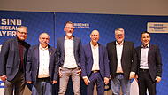 Der alte und der neue Kreisspielleiter nebeneinander: Horst Deller (2. v.. links) beerbt Ralf Riemke (3. v. links), der nach der abgelaufenen Saison als Leiter des Kreises Bamberg/Bayreuth/Kulmbach aufgeh&ouml;rt hat.