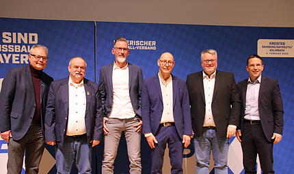Nachfolger von Ralf Riemke: Horst Deller ist Kreisspielleiter in Bamberg/Bayreuth/KulmbachKreistag 2026 im Fußball-Kreis 1 Oberfranken Bamberg/Bayreuth/Kulmbach in der Stadthalle Kulmbach Der alte und der neue Kreisspielleiter nebeneinander: Horst Deller (2. v.. links) beerbt Ralf Riemke (3. v. links), der nach der abgelaufenen Saison als Leiter des Kreises Bamberg/Bayreuth/Kulmbach aufgehört hat.