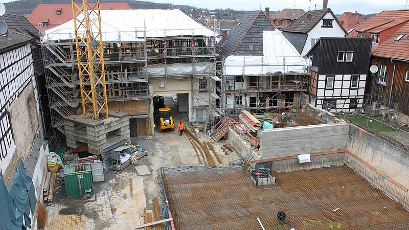 Auf der Baustelle geht es voran. Hier ein Blick vom Stadtschloss hinunter in den Hof und auf den Bestandsbau Marktplatz&nbsp;10
