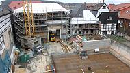 Auf der Baustelle geht es voran. Hier ein Blick vom Stadtschloss hinunter in den Hof und auf den Bestandsbau Marktplatz&nbsp;10