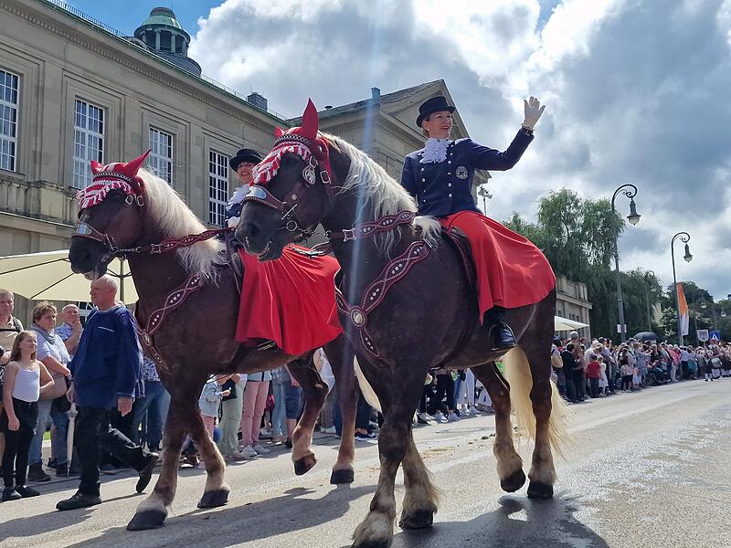 Acht Panduren und vier Ungarinnen waren zu Pferd unterwegs.