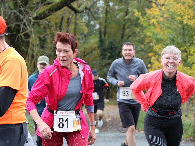 Trotz nasskaltem Herbstwetter lie&szlig;en sich die Sportler den Spa&szlig;  beim 38. Frankenwaldlauf der LG Ludwigschorgast nicht vermiesen.