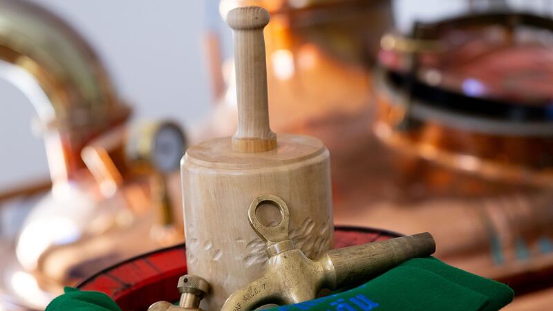 Bayerische Bierk&ouml;nigin lernt Anzapfen