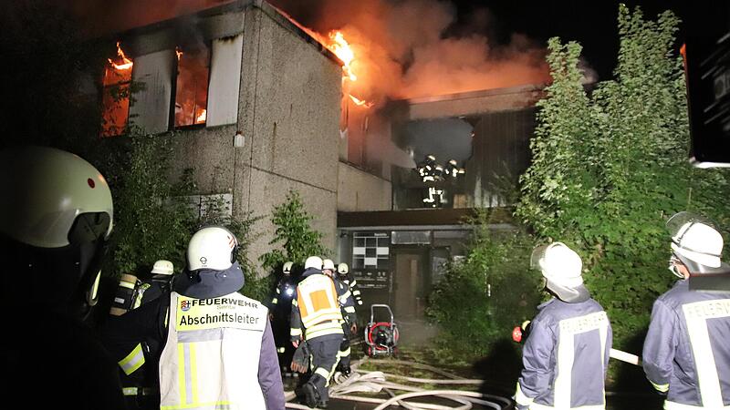Trotz intensiver Löschbemühungen wurde das ehemalige Ärztehaus im Sinntaler Hauptort Sterbfritz ein Raub der Flammen.