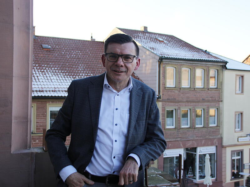 B&uuml;rgermeister Armin Warmuth (CSU) auf dem Balkon im Rathaus.