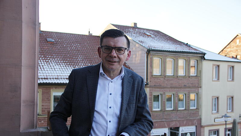 B&uuml;rgermeister Armin Warmuth (CSU) auf dem Balkon im Rathaus.