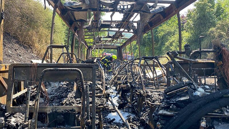 Der Bus nach dem Brand: komplett ausgebrannt.