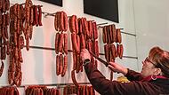 Während in Deutschland reihenweise die Metzgereien schließen, hält sich im Landkreis Erlangen-Höchstadt eine einzigartige Vielfalt. Während in Deutschland reihenweise die Metzgereien schließen, hält sich im Landkreis Erlangen-Höchstadt eine einzigartige Vielfalt.