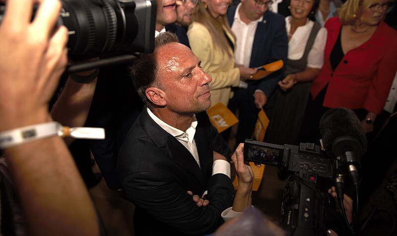 Thorsten Glauber (Freie Wähler) wartet gespannt auf die erst Prognose.Forchheim & Fränkische Schweiz Thorsten Glauber (Freie Wähler) wartet gespannt auf die erst Prognose.Forchheim & Fränkische Schweiz