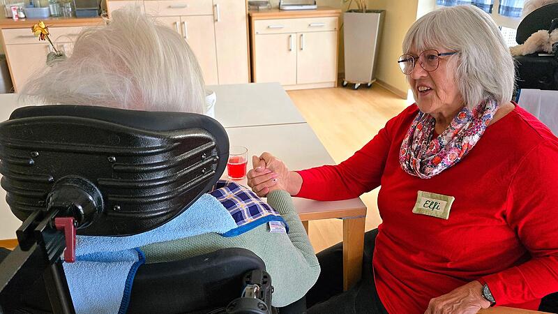 Elfi Martschinke k&uuml;mmert sich liebevoll um Senioren im Seniotel in Adelsdorf.