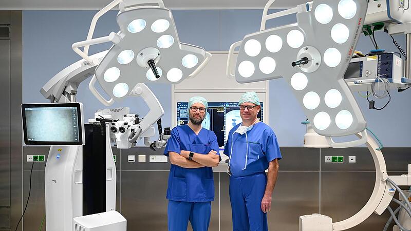 Der Leiter des Zentrums f&uuml;r Wirbels&auml;ulenmedizin, Dr. Alexander Franck (links), und der stellvertretende Leiter, Dr. Michael Zimmermann, im OP. Beide sind Fach&auml;rzte f&uuml;r Orthop&auml;die und Unfallchirurgie, Zimmermann auch f&uuml;r Neuchirurgie.
