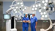 Der Leiter des Zentrums f&uuml;r Wirbels&auml;ulenmedizin, Dr. Alexander Franck (links), und der stellvertretende Leiter, Dr. Michael Zimmermann, im OP. Beide sind Fach&auml;rzte f&uuml;r Orthop&auml;die und Unfallchirurgie, Zimmermann auch f&uuml;r Neuchirurgie.