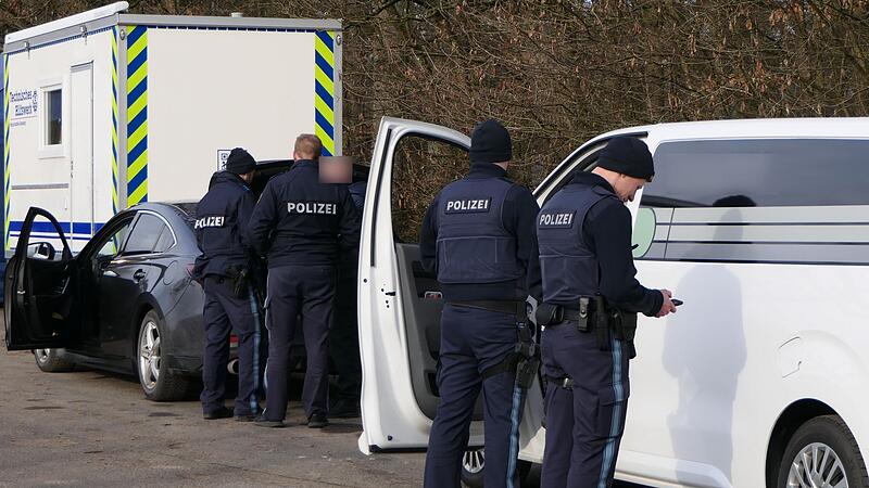 Bis zu sechs Fahrzeuge gleichzeitig konnten auf dem Parkplatz kontrolliert werden.