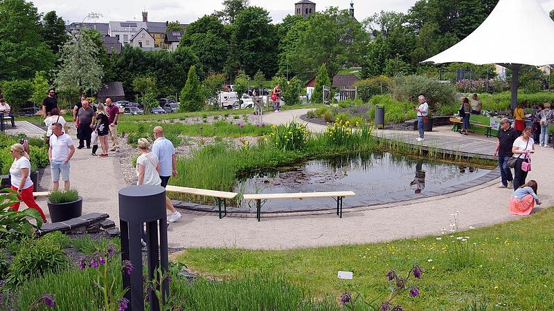 Der herrliche Kräutergarten der „Arnika-Akademie“. Teuschnitz feiert das Arnikafest.Arnikafest in Teuschnitz Der herrliche Kräutergarten der „Arnika-Akademie“. Teuschnitz feiert das Arnikafest.Arnikafest in Teuschnitz