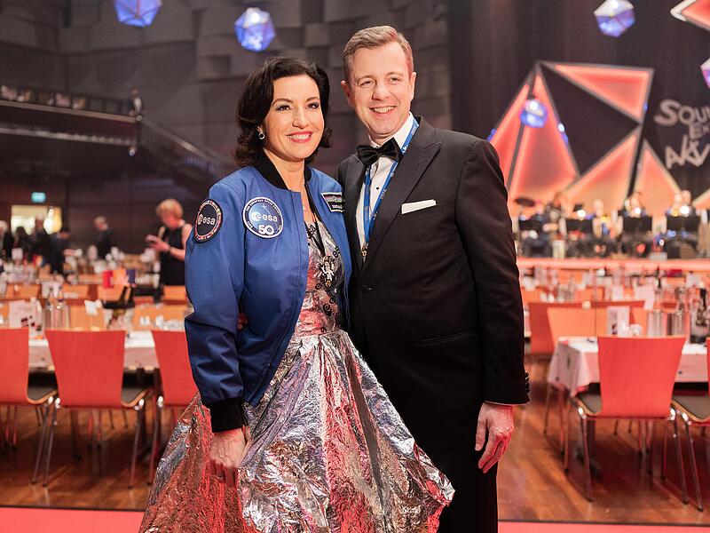 Vor kurzem begleitete Oliver B&auml;r seine Frau Dorothee (beide CSU) noch zur Festsitzung zur Verleihung des &bdquo;Ordens wider den tierischen Ernst&ldquo;, des Aachener Karnevalsvereins, am Sonntag durfte er sich bei der Hofer Landratswahl &uuml;ber ein Traumergebn...