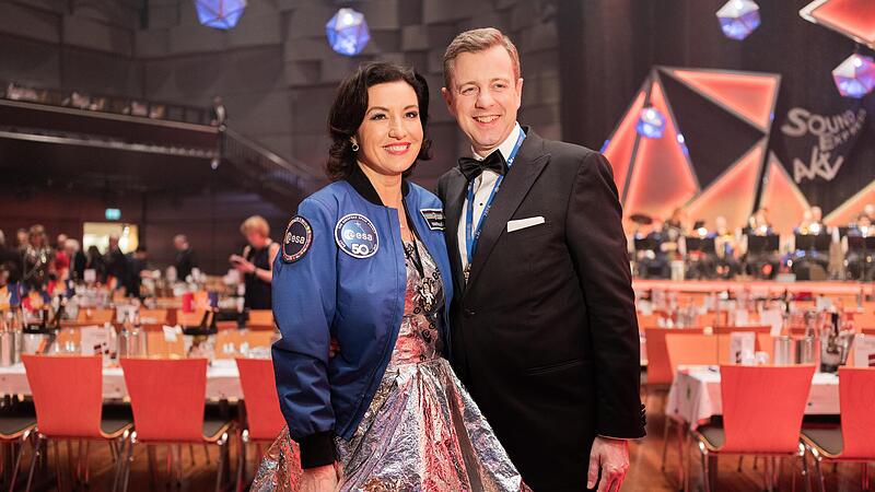 Vor kurzem begleitete Oliver B&auml;r seine Frau Dorothee (beide CSU) noch zur Festsitzung zur Verleihung des &bdquo;Ordens wider den tierischen Ernst&ldquo;, des Aachener Karnevalsvereins, am Sonntag durfte er sich bei der Hofer Landratswahl &uuml;ber ein Traumergebn...