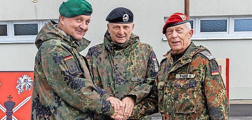 Oberst Robert Graf (Mitte), Bereichsleiter des Gefechtssimulationszentrums Heer, übergibt die Führung des Teilbereichs „Übungsauswertung“ an Oberstleutnant Hans-Joachim Lieb (links). Der ehemalige Leiter des Teilbereichs, Oberstleutnant Carsten Pa... Oberst Robert Graf (Mitte), Bereichsleiter des Gefechtssimulationszentrums Heer, übergibt die Führung des Teilbereichs „Übungsauswertung“ an Oberstleutnant Hans-Joachim Lieb (links). Der ehemalige Leiter des Teilbereichs, Oberstleutnant Carsten Pa...