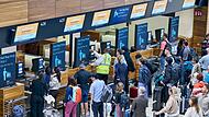 Flughafen BER mit wartenden Fluggästen