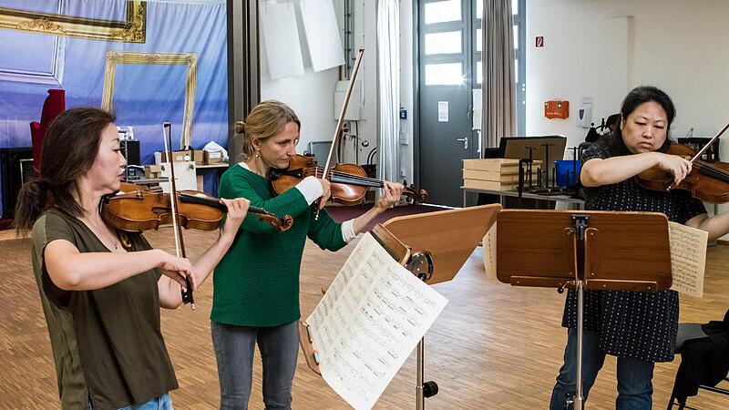 Megumi Ikeda, Juliane Saad und Zhuo Lu (von links) proben für den Auftakt der Kammerkonzert-Reihe des Landestheaters Coburg.