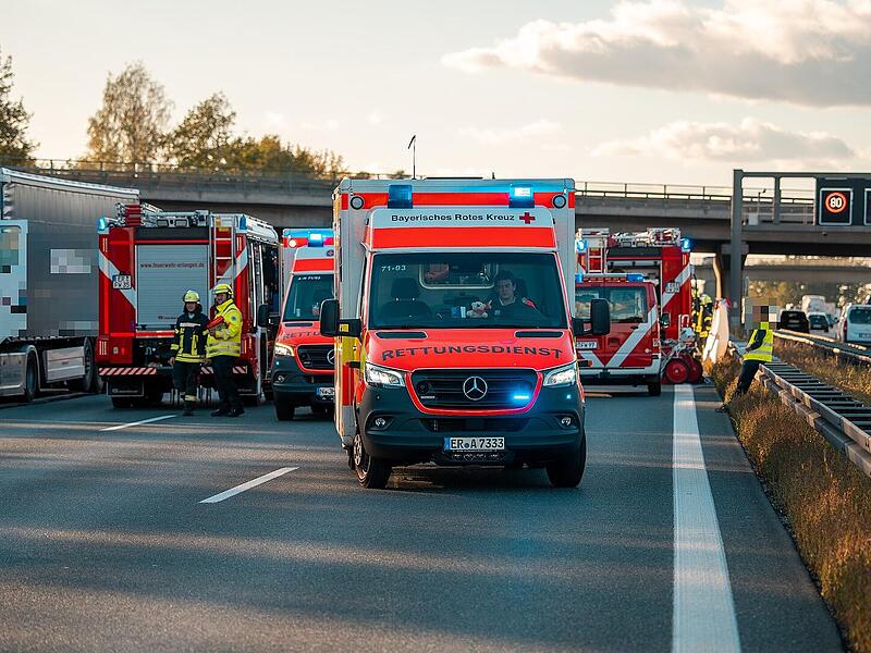 A3 bei Erlangen: Feuerwehr lobt Autofahrerin – "traumatisches Erlebnis" A3 bei Erlangen: Feuerwehr lobt Autofahrerin – "traumatisches Erlebnis"