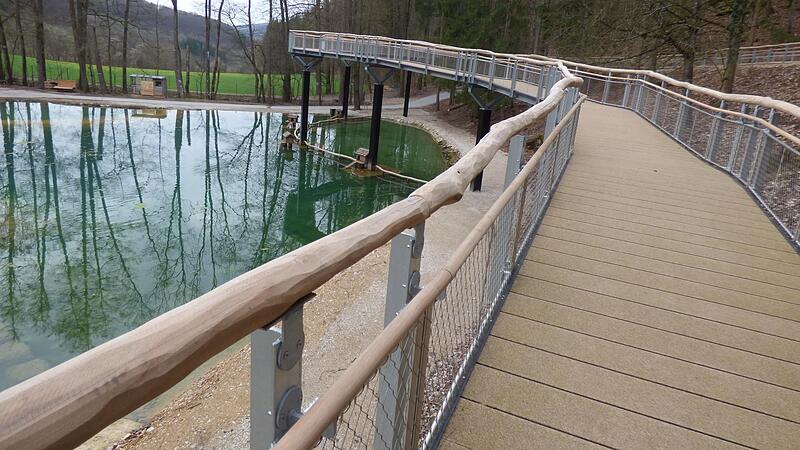Im Zuge des Wegebaus musste auch der Teich neu angelegt werden.Forchheim & Fr&auml;nkische Schweiz