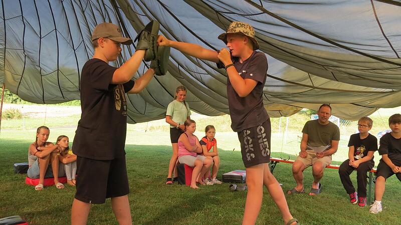 &Uuml;bungen unter dem luftigen Zeltdach