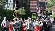 Die Fahnenabordnungen und Festgäste zogen nach dem Festgottesdienst in der Wermerichshausener Kirche zum Festzelt neben dem Schützenhaus.