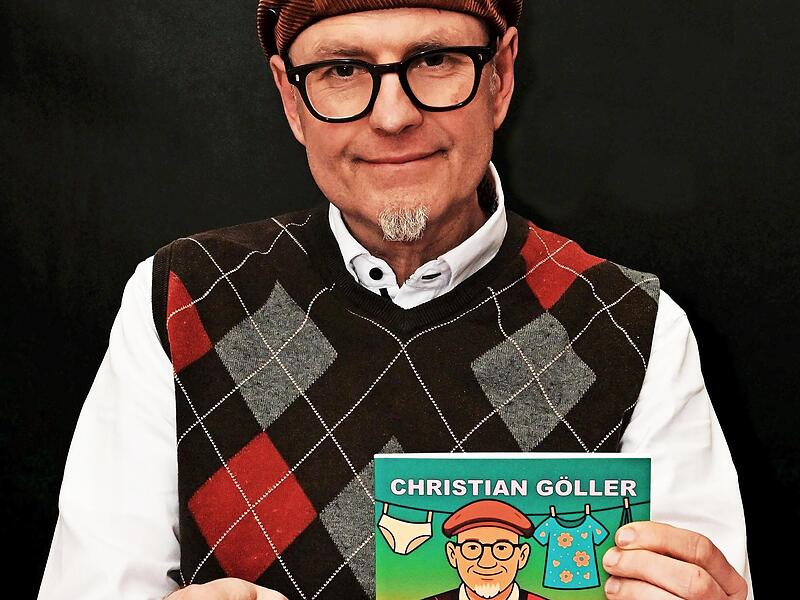 Das Bügeleisen hat Hausmann und Autor Christian Göller fest im Griff. Am Donnerstag, 18. Dezember, wird er in der Katharina-von-Bora-Kirche sein neues Buch vorstellen.