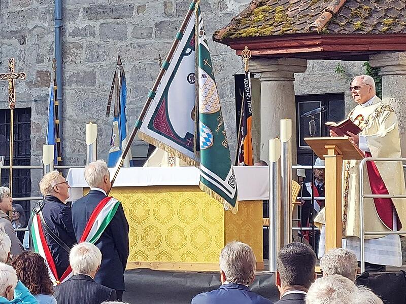 Um die historische Fahne des katholischen Burschenvereins zu schonen, wurde ein Duplikat angefertigt. Um die historische Fahne des katholischen Burschenvereins zu schonen, wurde ein Duplikat angefertigt.