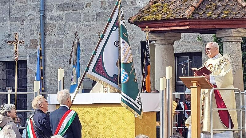 Um die historische Fahne des katholischen Burschenvereins zu schonen, wurde ein Duplikat angefertigt. Um die historische Fahne des katholischen Burschenvereins zu schonen, wurde ein Duplikat angefertigt.