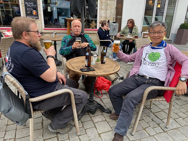 Chunnan Chen (rechts) aus Taiwan mit Mitgliedern des tschechisch-deutschen Partnerschaftsvereins.Jahrmarkt Forchheim April 2025
