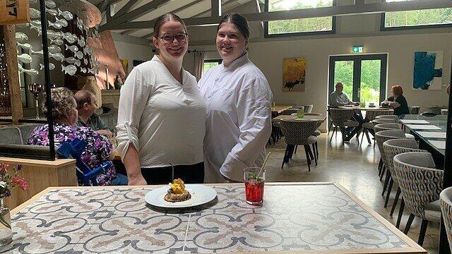 Selina (links) und Anna, die zwei Azubis des Kurhauses Lisberg.