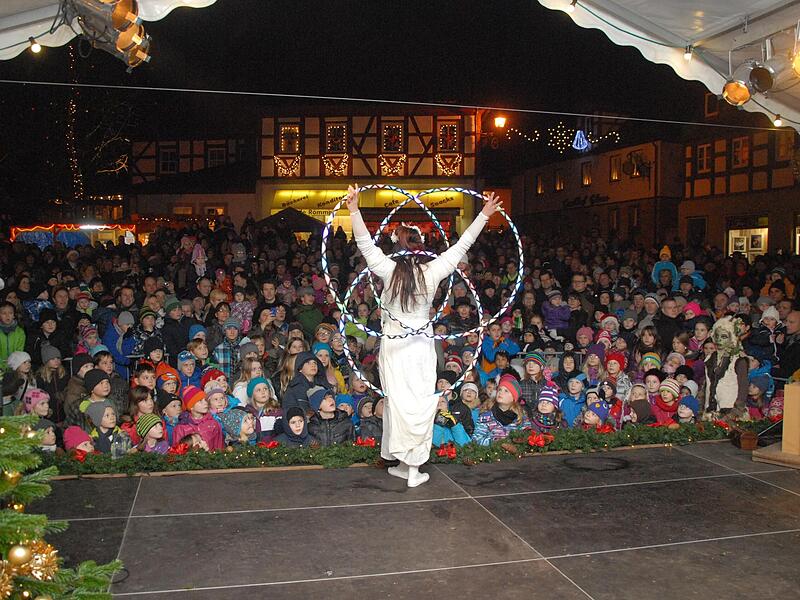 Der Lebendige Adventskalender, hier in einem vergangenen Jahr zu sehen, ist der H&ouml;hepunkt des Weihnachtsmarkts in Herzogenaurach.