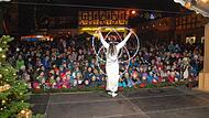 Der Lebendige Adventskalender, hier in einem vergangenen Jahr zu sehen, ist der Höhepunkt des Weihnachtsmarkts in Herzogenaurach. Der Lebendige Adventskalender, hier in einem vergangenen Jahr zu sehen, ist der Höhepunkt des Weihnachtsmarkts in Herzogenaurach.