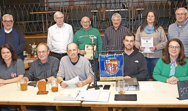 Die Mandatsträger mit den Geehrten. Sitzend (von links): Andrea Wachter, Herbert Rebhan, Harald Wiegärtner, Thomas Popp und Erste Bürgermeisterin Regina Wohlpart. Stehend (von links): Christian Napp, Michael Weisensel, Stephan Deckelmann, Manfred ... Die Mandatsträger mit den Geehrten. Sitzend (von links): Andrea Wachter, Herbert Rebhan, Harald Wiegärtner, Thomas Popp und Erste Bürgermeisterin Regina Wohlpart. Stehend (von links): Christian Napp, Michael Weisensel, Stephan Deckelmann, Manfred ...