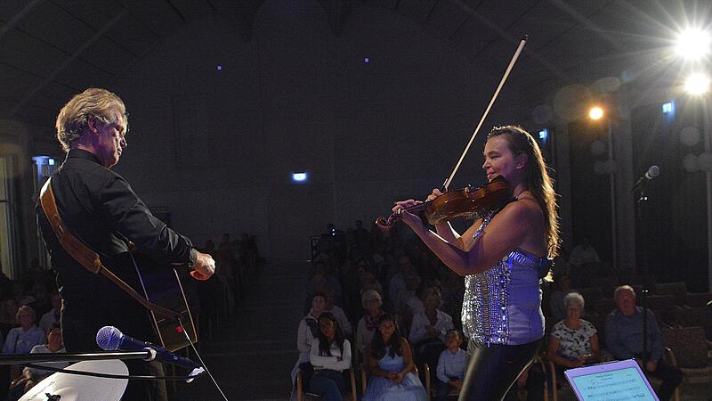 Kim Leonores mit Gitarrist Ralf Kalesky