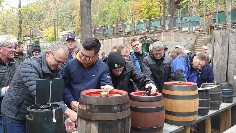 Die F&auml;sser werden angezapft: Das Bockbierfest kann starten.