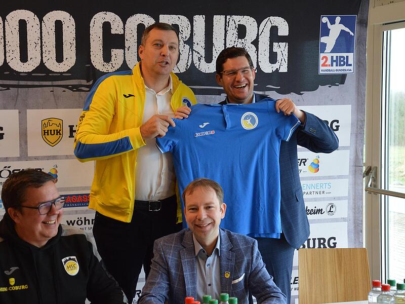 Alexander Gladun (hinten links) hatte ein Poloshirt der Ukraine für Dominic Sauerteig (hinten rechts) als Geschenk dabei. Alexander Gladun (hinten links) hatte ein Poloshirt der Ukraine für Dominic Sauerteig (hinten rechts) als Geschenk dabei.