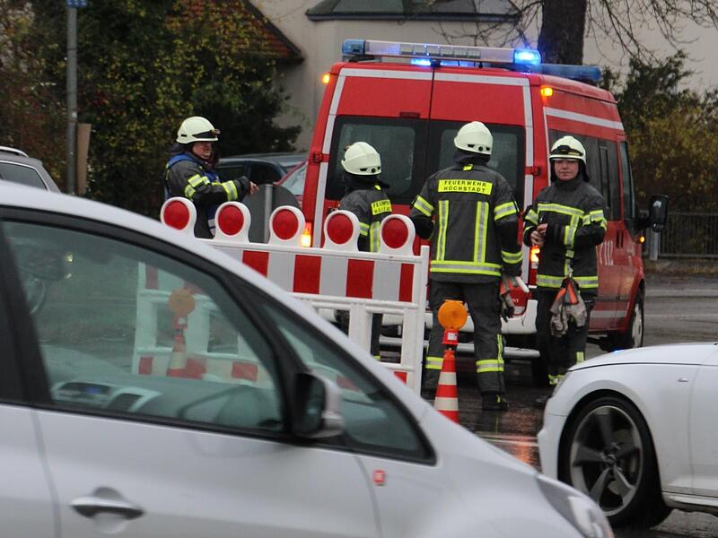 Durch die Vollsperrung der Bundesstraße B 470 kam es im Stadtgebiet von Höchstadt – wie hier am Karpfenkreisel – zu größeren Staus. Die Freiwillige Feuerwehr Höchstadt leitete den Verkehr um.