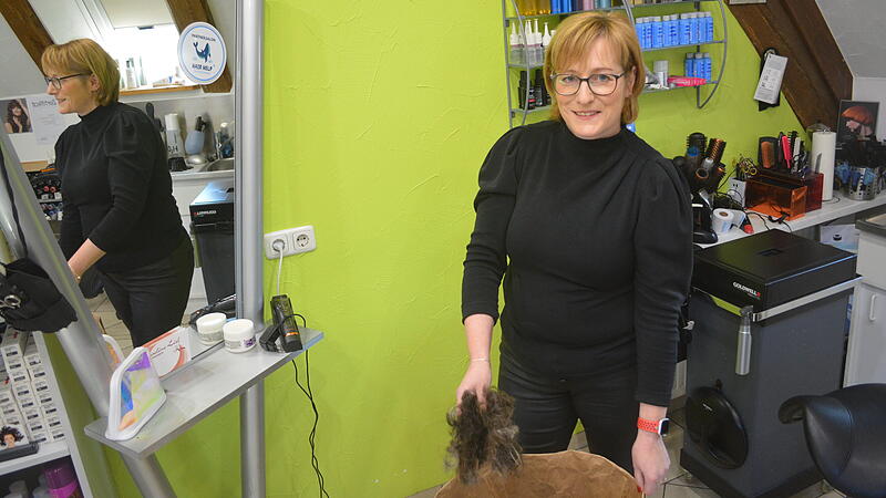 In dieser T&uuml;te sammelt Nadine Lixl die abgeschnittenen Haare ihrer Kunden. Wenn die T&uuml;te voll ist, werden die Haarreste verwendet, um daraus einen Filter herzustellen, der &Ouml;l aus dem Meer aufsaugt.