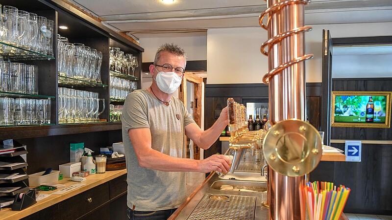 Oswald Kundm&uuml;ller am Ausschank des Brauereigasthofs in Weiher