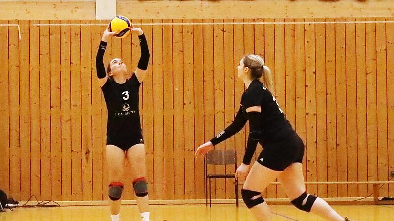 Jule Spindler (l.) und die N.H. Young Volleys haben zum Saisonstart klar verloren.