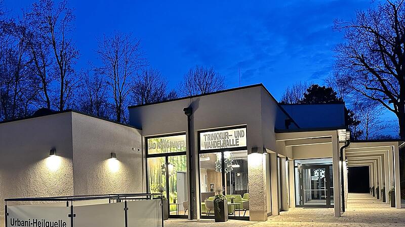 Die Kur-, Trink und Wandelhalle von Bad Königshofen am Abend.