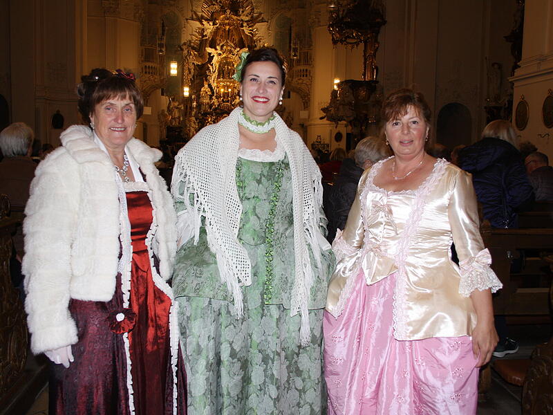 Drei Damen in Barockkleidern begrüßen die Gäste. Drei Damen in Barockkleidern begrüßen die Gäste.