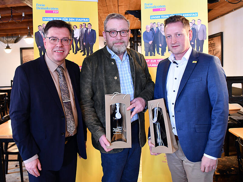 Mit Torsten Kl&ouml;ppel, dem neuen Landesvorsitzenden der FDP in Th&uuml;ringen, und Karl Graf Stauffenberg, dem designierten Generalsekret&auml;r der bayerischen Liberalen, konnte Stadt- und Kreisrat Thomas Nagel (von rechts) zwei prominente Politiker zum Start in die hei&szlig;e Phase des Kommunalwahlkampfs begr&uuml;&szlig;en.