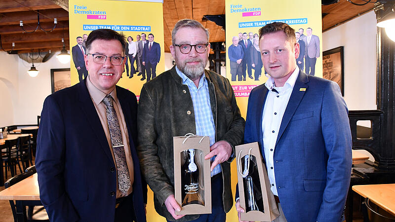 Mit Torsten Kl&ouml;ppel, dem neuen Landesvorsitzenden der FDP in Th&uuml;ringen, und Karl Graf Stauffenberg, dem designierten Generalsekret&auml;r der bayerischen Liberalen, konnte Stadt- und Kreisrat Thomas Nagel (von rechts) zwei prominente Politiker zum Start in die hei&szlig;e Phase des Kommunalwahlkampfs begr&uuml;&szlig;en.