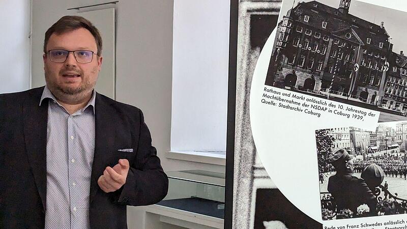 Coburgs Stadtheimatpfleger Christian Boseckert mit Abbildungen von Marktplatz und Rathaus.