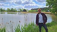 Louis Grimmer Louis Grimmer vor einem der Fischteiche in Trabelsdorf. Im Hintergrund sieht man das Restaurant und Hotel „Altes Kurhaus“.