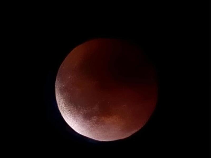 Die Mondfinsternis, aufgenommen zwischen Weidhausen und Trübenbach.